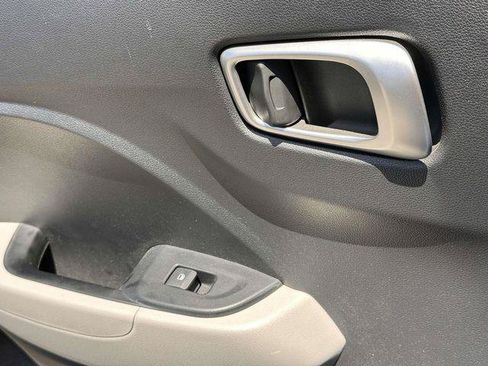 Certified 2025 Hyundai Venue SEL FWD image 21