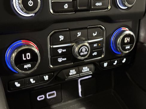 Used 2023 GMC Yukon SLT w/ SLT Premium Package AWD/4WD image 17