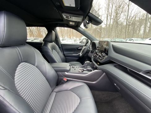 Certified 2025 Toyota Highlander XSE image 24