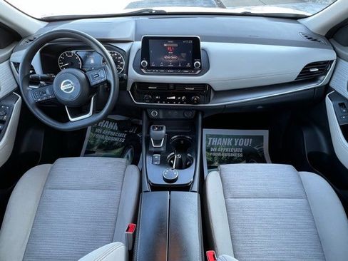 Used 2021 Nissan Rogue SV image 2