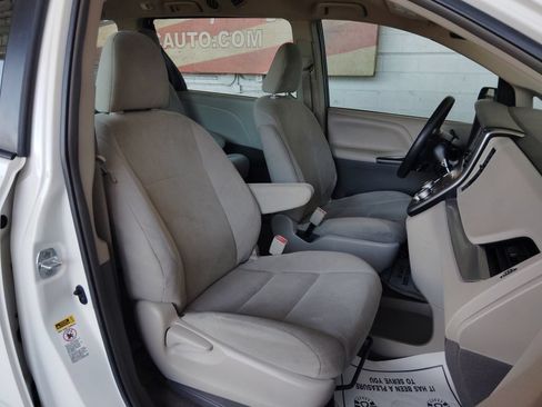 Used 2017 Toyota Sienna L FWD image 13