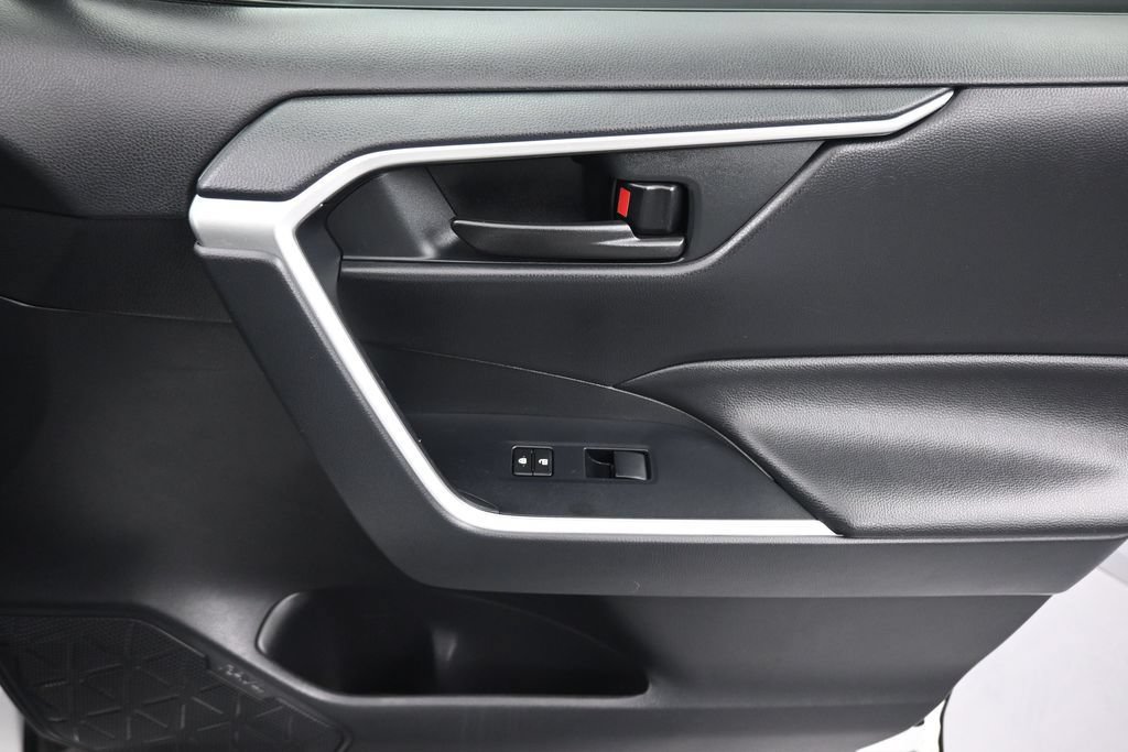 Used 2019 Toyota RAV4 LE FWD image 37