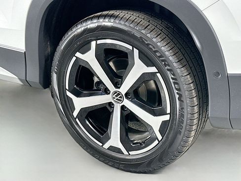 New 2025 Volkswagen Tiguan SE image 8
