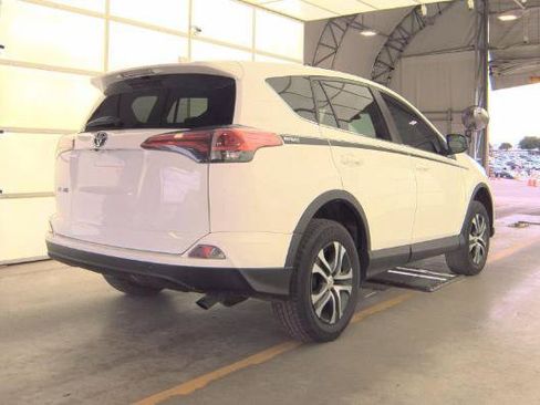 Used 2018 Toyota RAV4 LE FWD image 2