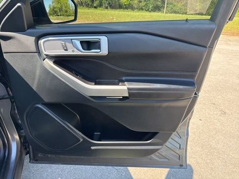 Used 2022 Ford Explorer Limited w/ Equipment Group 301A RWD image 9