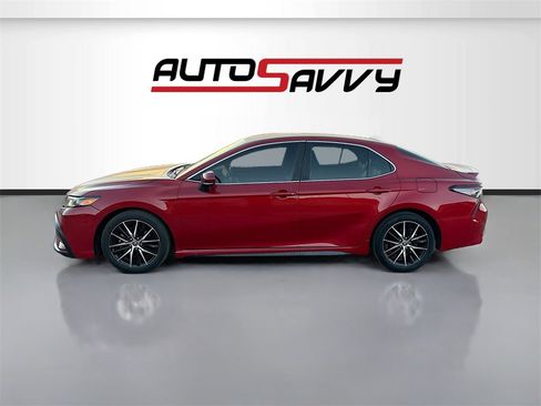 Used 2022 Toyota Camry SE image 4