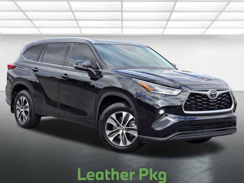 Used 2021 Toyota Highlander XLE AWD/4WD image 16