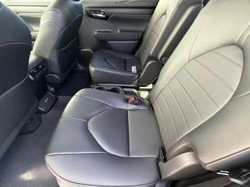 Certified 2025 Toyota Highlander XLE FWD image 26