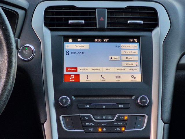 Used 2018 Ford Fusion SE w/ Fusion SE Technology Package FWD image 13