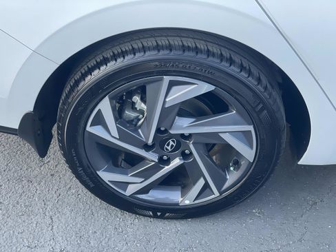 Certified 2025 Hyundai Elantra SEL image 31