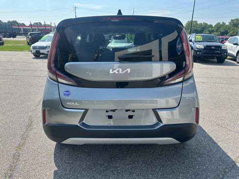 Used 2023 Kia Soul LX w/ Option Group 015 FWD image 4