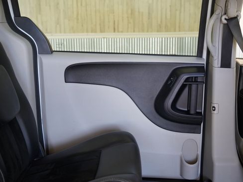 Used 2018 Dodge Grand Caravan SXT image 33