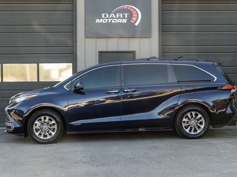 Used 2021 Toyota Sienna XLE w/ XLE Plus Package AWD/4WD image 4