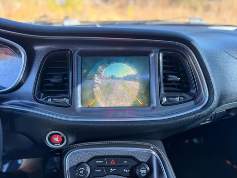 Used 2015 Dodge Challenger SRT image 16