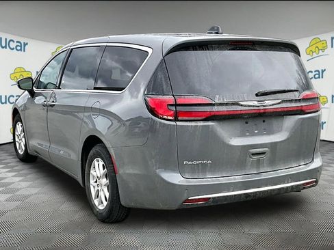 Used 2023 Chrysler Pacifica Touring-L FWD image 4