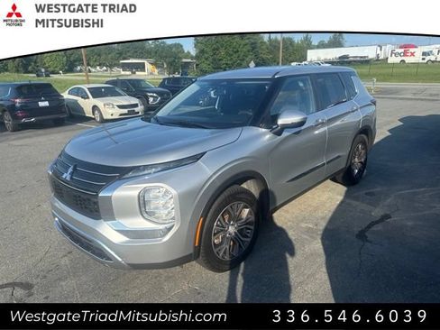 Used 2022 Mitsubishi Outlander ES FWD image 3