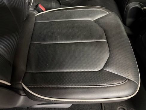 Used 2025 Chrysler Pacifica Limited FWD image 28