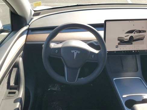 Used 2024 Tesla Model Y Long Range image 17