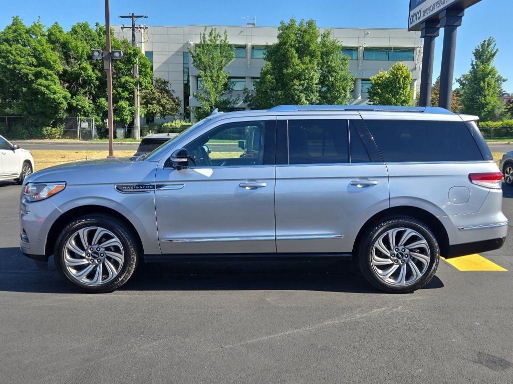 Used 2022 Lincoln Navigator Reserve AWD/4WD image 4