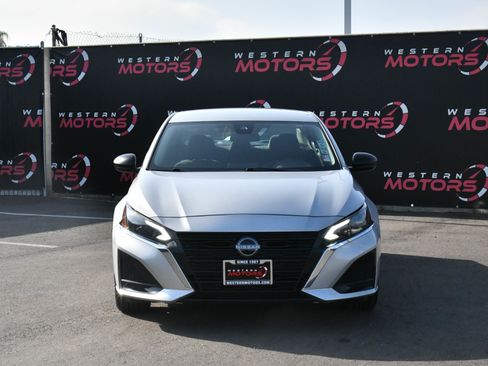 Used 2024 Nissan Altima 2.5 SV image 2