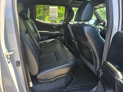 Used 2018 Toyota Tacoma TRD Off-Road AWD/4WD image 13
