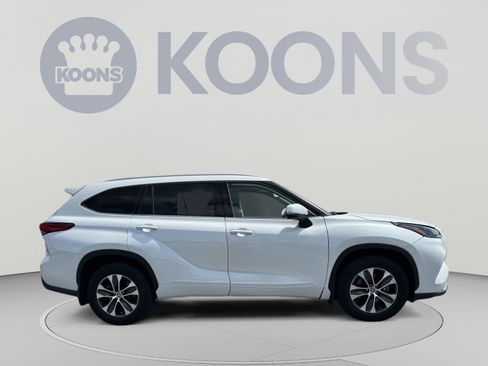 Used 2022 Toyota Highlander XLE w/ Protection Package #3 (TMS) AWD/4WD image 8