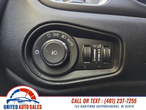 Used 2018 Jeep Renegade Latitude w/ Cold Weather Group AWD/4WD image 19