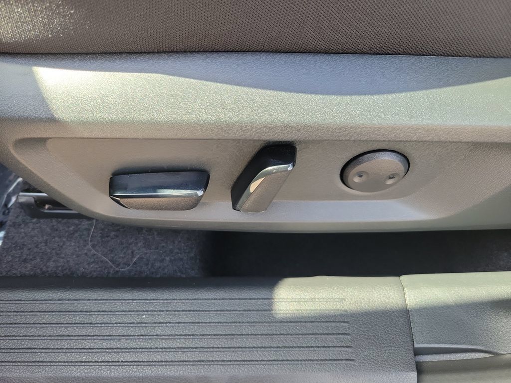 Certified 2026 Nissan Rogue SV AWD/4WD image 17