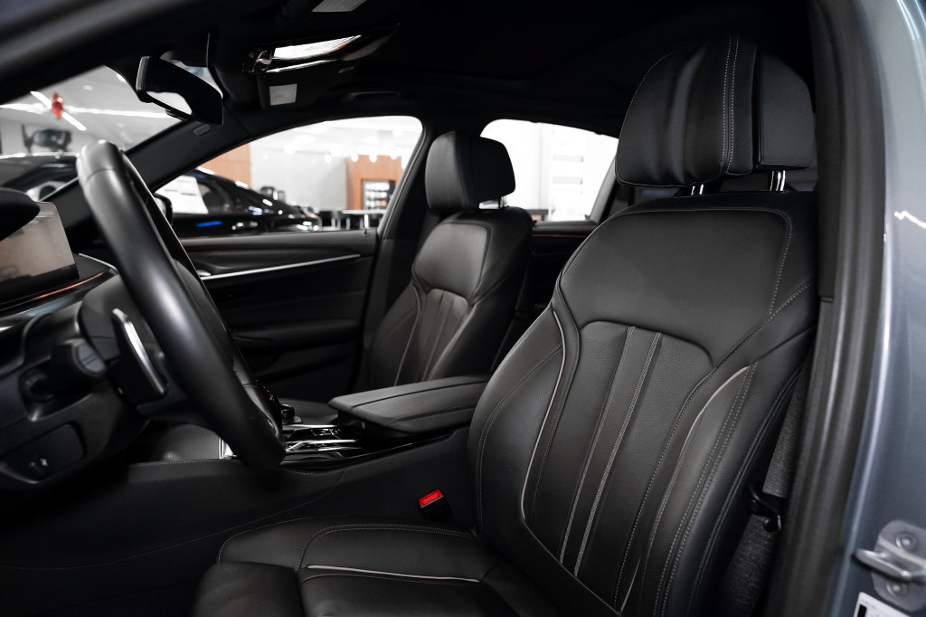 Used 2023 BMW M550i xDrive w/ Executive Package AWD/4WD image 17