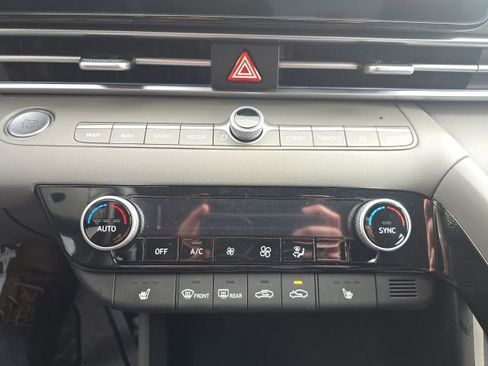 Used 2025 Hyundai Elantra SEL image 19