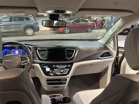 Used 2018 Chrysler Pacifica Touring-L Plus w/ Tire & Wheel Group FWD image 27