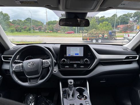 Used 2025 Toyota Highlander LE FWD image 34