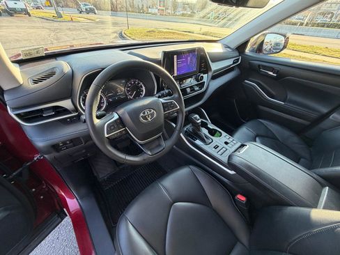 Used 2023 Toyota Highlander XLE image 16