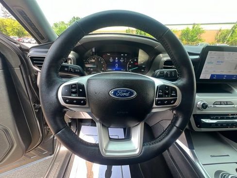 Used 2024 Ford Explorer XLT w/ Equipment Group 202A AWD/4WD image 33