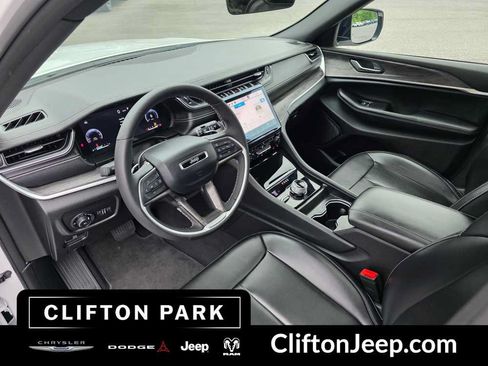 Certified 2025 Jeep Grand Cherokee Limited AWD/4WD image 11