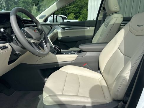 Certified 2025 Cadillac XT5 Premium Luxury w/ Technology Package FWD image 9