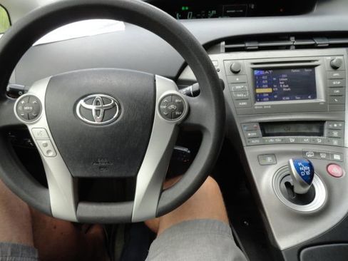 Used 2014 Toyota Prius Plug-In Hybrid image 9