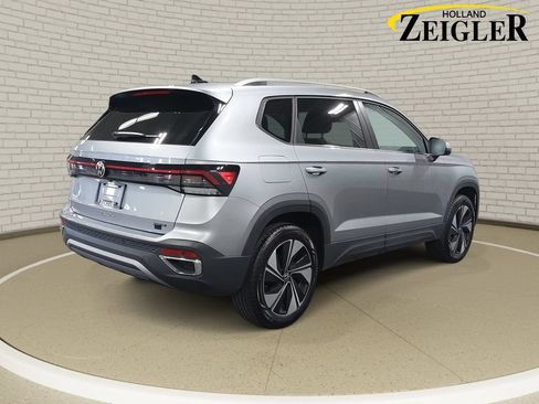 Used 2025 Volkswagen Taos SE AWD/4WD image 5