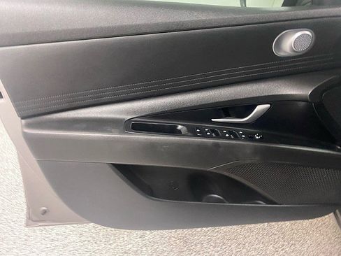 Used 2021 Hyundai Elantra SEL image 11