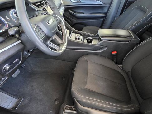 Used 2024 Jeep Grand Cherokee Laredo image 7