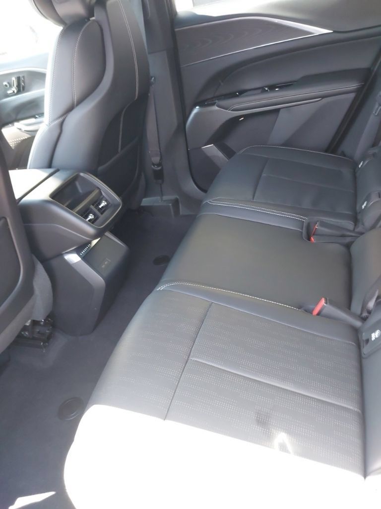 Used 2024 Cadillac Lyriq Luxury RWD image 8