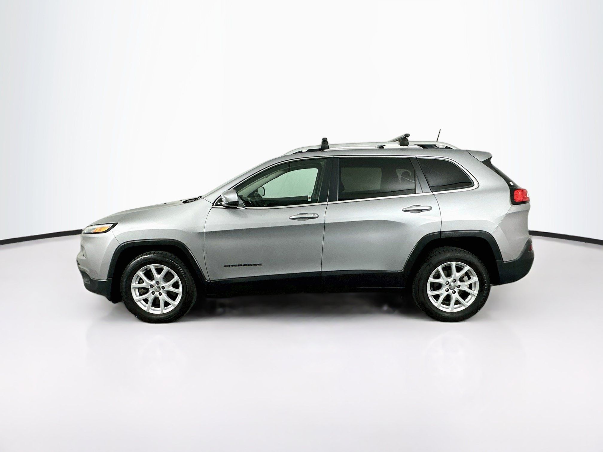 Used 2017 Jeep Cherokee Latitude w/ Safety/Convenience Group FWD image 4