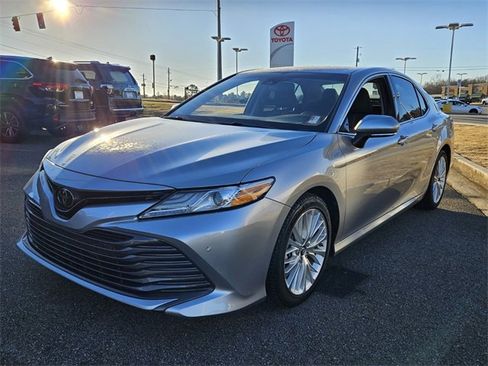 Used 2018 Toyota Camry XLE image 3
