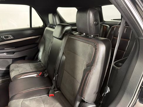 Used 2018 Ford Explorer XLT w/ XLT Appearance Package AWD/4WD image 21