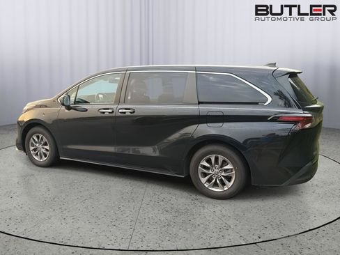 Used 2023 Toyota Sienna XLE FWD image 10