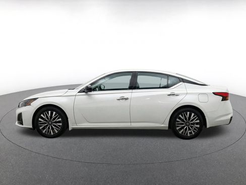 Used 2025 Nissan Altima 2.5 SV FWD image 4