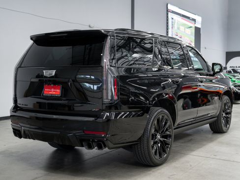 Used 2025 Cadillac Escalade V w/ LPO, ONYX Package AWD/4WD image 8