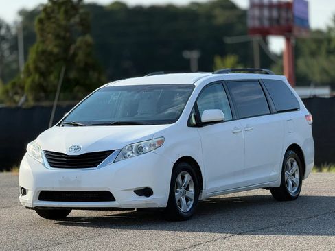 Used 2012 Toyota Sienna LE FWD image 6
