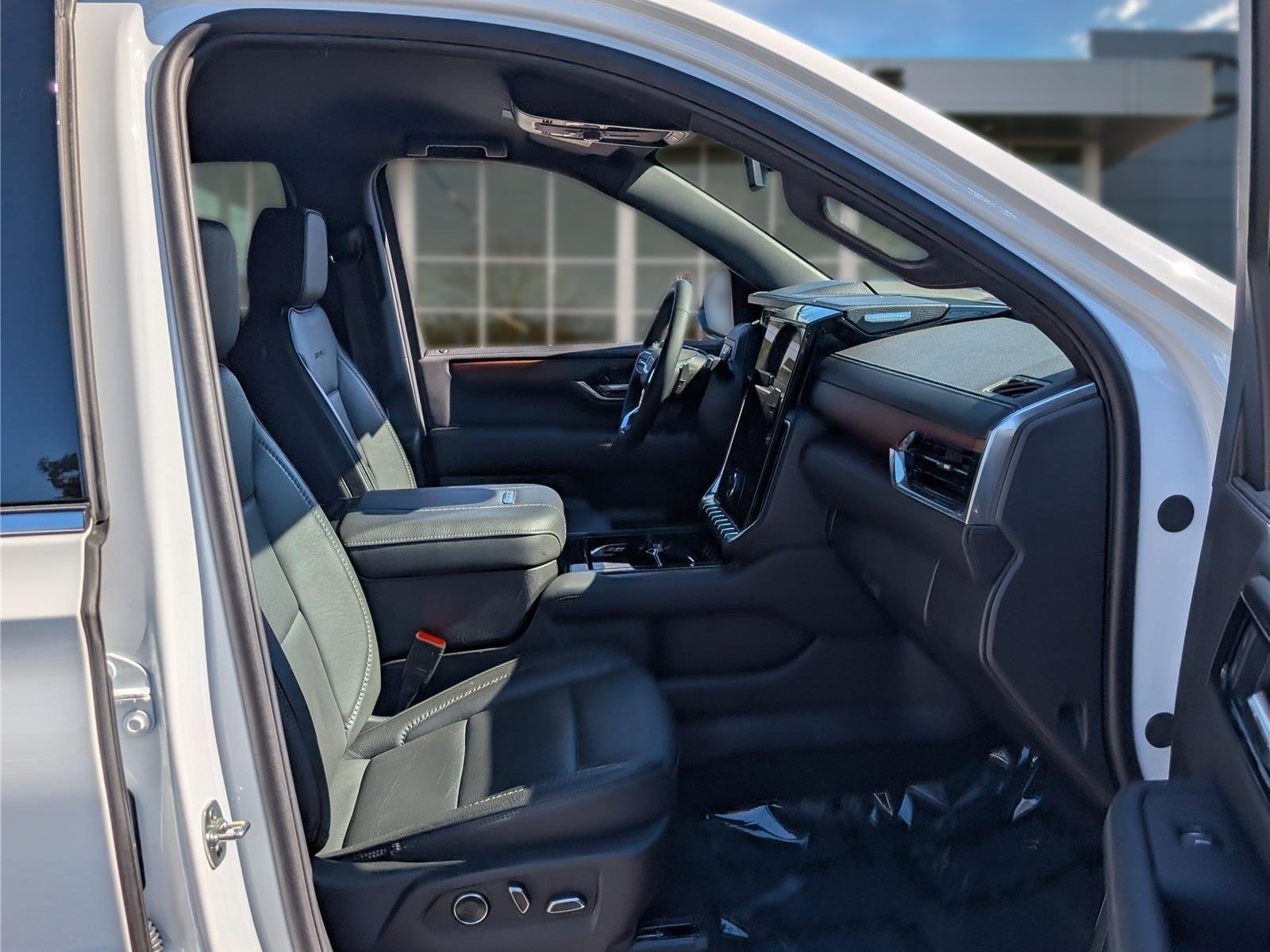 Used 2025 GMC Yukon XL Denali AWD/4WD image 11