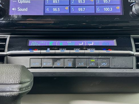 Used 2024 Toyota Sienna LE image 23